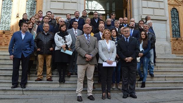 Alcaldes del PP se concentran ante las puertas de la Diputación
