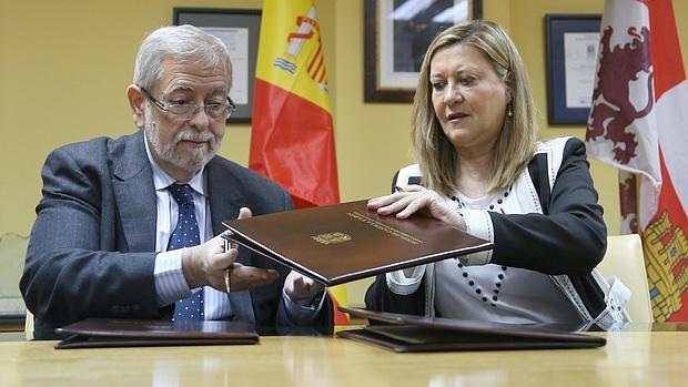 Antonio Beteta y Pilar del Olmo, ayer durante la firma del convenio