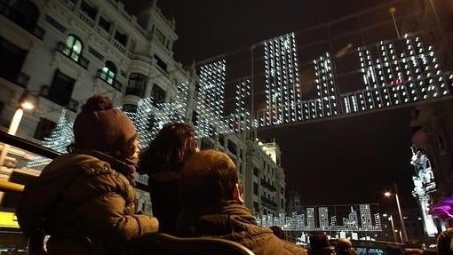 El autobús de la Navidad, a su paso por la Gran Vía