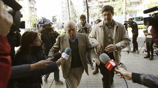 El expresidente de la Generalitat Jordi Pujol, a las puertas de su casa