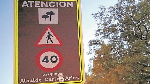 Uno de los carteles que anuncian el parque Alcalde Carlos Arias