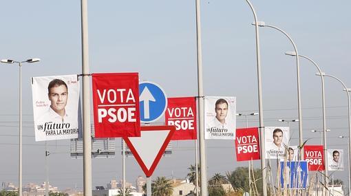 Imagen de unas banderolas electorales del PSOE