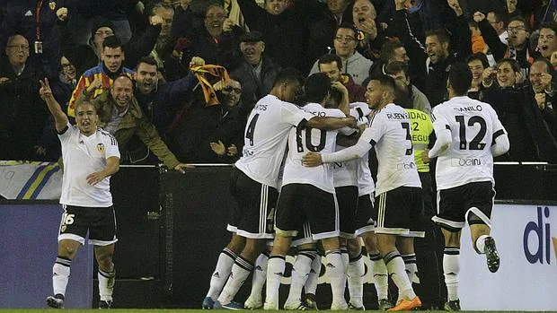 Los jugadores del Valencia celebran el empate ante el Barcelona
