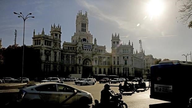 Coches circulando por la plaza de Cibeles