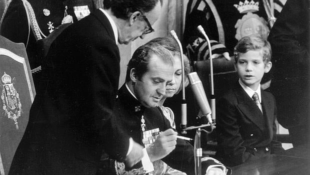 El Rey Juan Carlos firma la Constitución, ante la atenta mirada de su sucesor, el 27 de diciembre de 1978