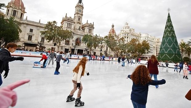 Imagen de la pista de hielo en la plaza del Ayuntamiento de Valencia