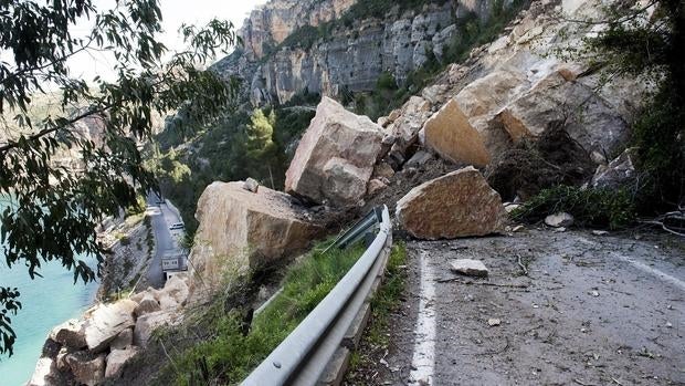 Estado en el que quedó la carretera tras el desprendimiento