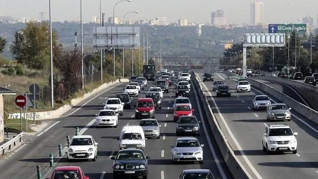 El tráfico en la carretera de La Coruña, a la salida de Madrid