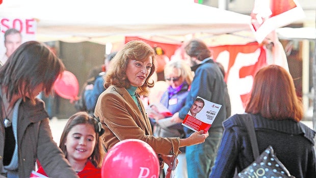 Imagen de Ana Botella en el centro de Valencia con un folleto de Pedro Sánchez