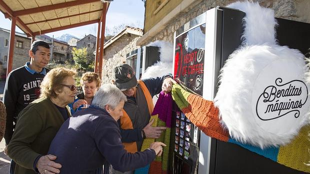 Imagen de las máquinas de vending «abrigadas» con los tejidos de las costureras valencianas