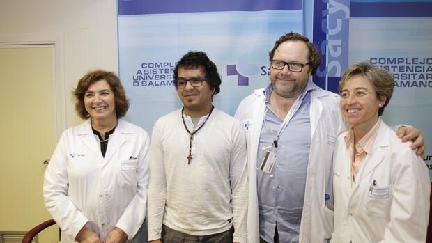 El jefe de Cirugía Maxilofacial Jorge García (2d) y representantes del área de Trasplantes del hospital, junto a Fernando Isaac Gómez (2i), el paciente