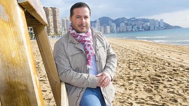 Agustín Almodóbar posa para ABC en la playa de Levante de Benidorm