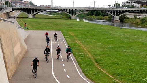 Ciclistas en el Parc Fluvial del Besòs