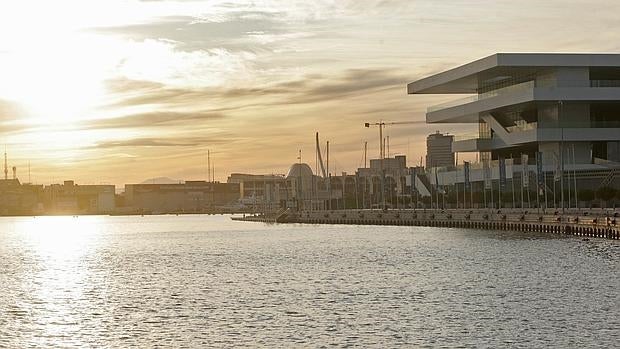 Imagen de la Marina Real de Valencia, con el edificio Veles e Vents de fondo