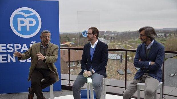 Javier Maroto, flanqueado por Javier de Andrés e Iñaki Oyarzábal, esta mañana en Vitoria