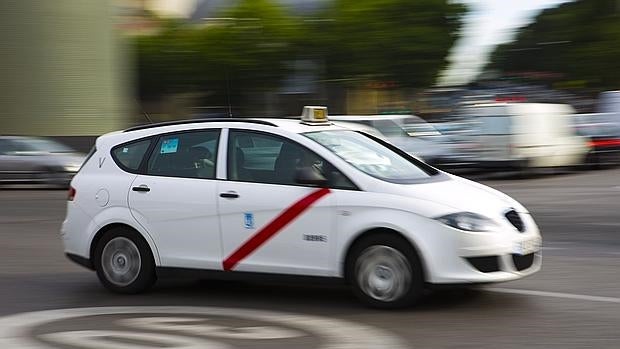 La Gremial del taxi pide a Carmena que elimine la obligación de no tener antecedentes para trabajar