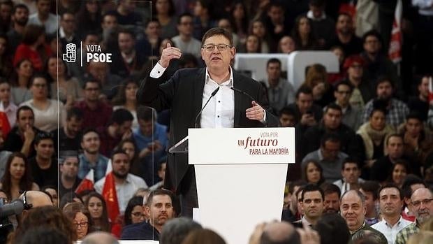 Ximo Puig se dirige a los asistentes al mitin de La Fonteta