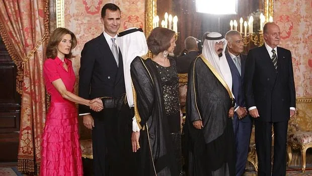Don Felipe y Doña Letizia reciben junto a Don Juan Carlos y a Doña Sofía en el Palacio Real al Rey Abdalá de Arabia Saudí durante la visita que realizó en 2008