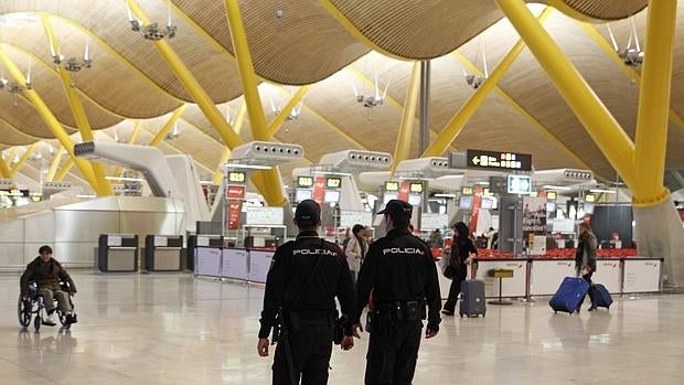 Agentes en el aeropuerto de Barajas