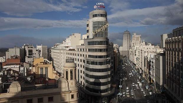 Carmena planea reducir el tráfico en la Gran Vía
y ampliar sus aceras