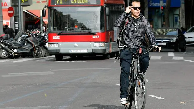 Imagen de un ciclista tomada este martes en Valencia