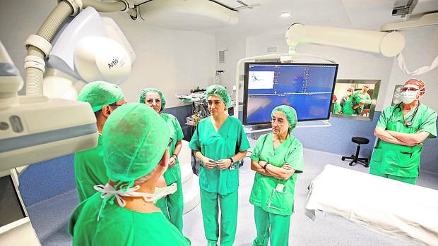 Imagen de la visita de la consellera Carmen Montón al hospital Peset Aleixandre