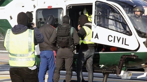 La Guardia Civil traslada en helicóptero al arrestado en Ceuta