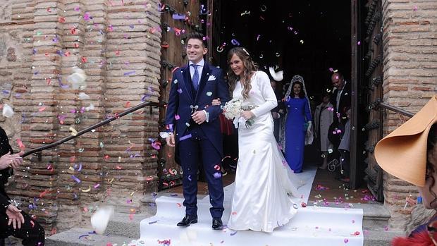 Los novios a la salida de la iglesia