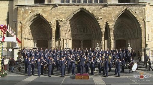 El Ejército del Aire ficha a los «afortunados» protagonistas del anuncio de Lotería para felicitar la Navidad desde León