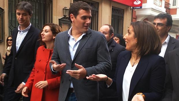 Albert Rivera charla con la portavoz de Ciudadanos en la Diputación de Guadalajara