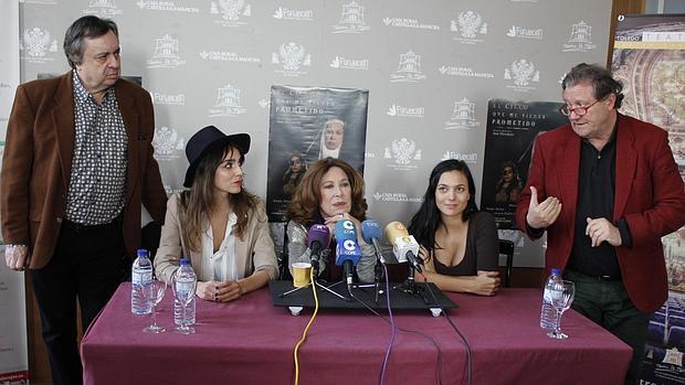 Collado, Arcos, Goyanes, Mouliaá y Paco Plaza, presentando la obra en el Rojas