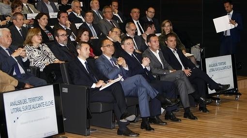 Ximo Puig, junto a César Sánchez, Manuel Palomar, Carlos González y Natxo Bellido, en la presentación de un estudio sobre potencialidades de la provincia