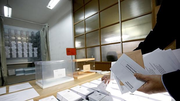 Imagen tomada este miércoles en el almacén electoral de Valencia