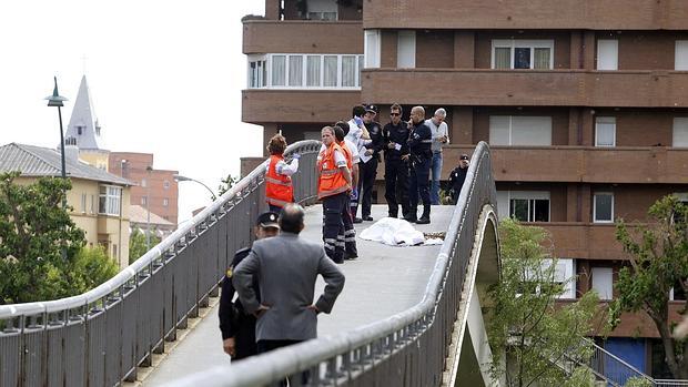 El cuerpo de Isabel Carrasco yace en el puente sobre el río Benesga