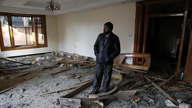 Un hombre supervisa los destrozos del ataque talibán a la Embajada de España en Kabul (Afganistán)