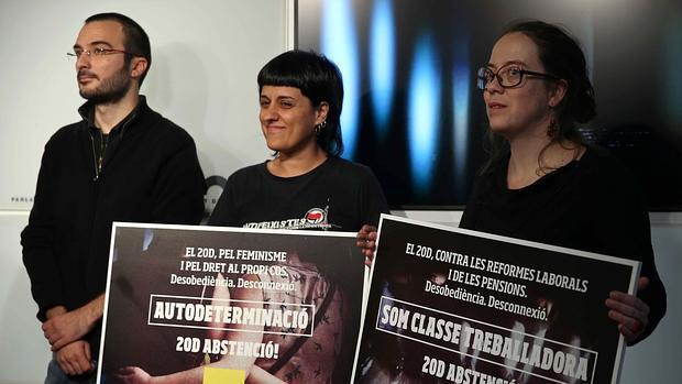 Los diputados de la CUP, Albert Botran (i), Anna Gabriel (c) y Eulàlia Reguant (d), durante la presentación de su campaña de abstención para el 20-D
