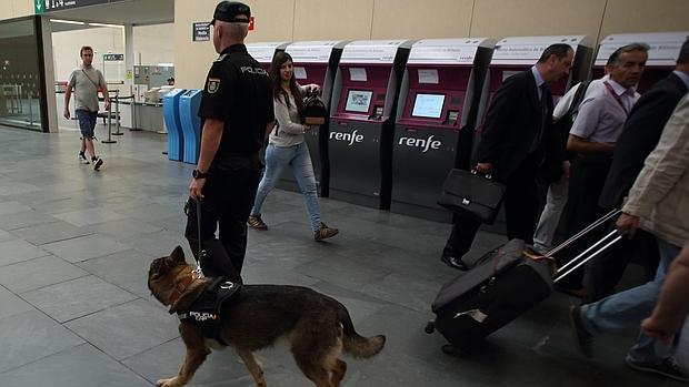 Agente de la Policía Nacional en la estación Delicias de Zaragoza