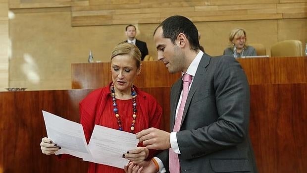 Cristina Cifuentes, presidenta de la Comunidad, y el líder de Ciudadanos en la Asamblea, Ignacio Aguado, este jueves en el pleno