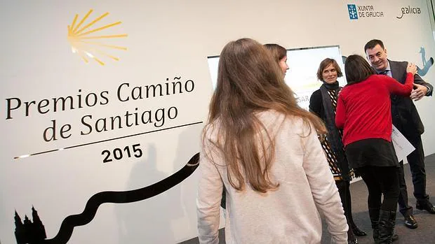 El conselleiro de Cultura y la directora de Turismo, en la entrega de los premios Camino de Santiago