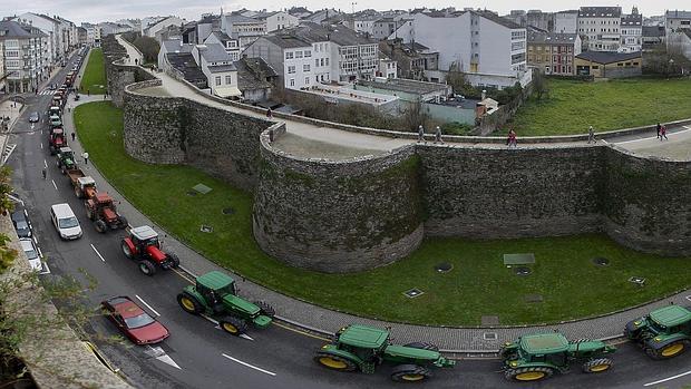 Tractores concentrados en torno a la Muralla de Lugo