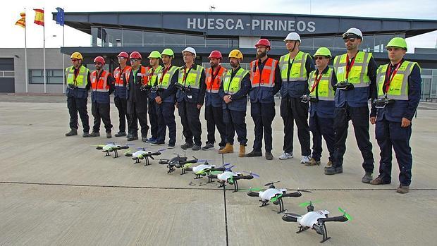 Pilotos de drones en el aeropuerto oscense
