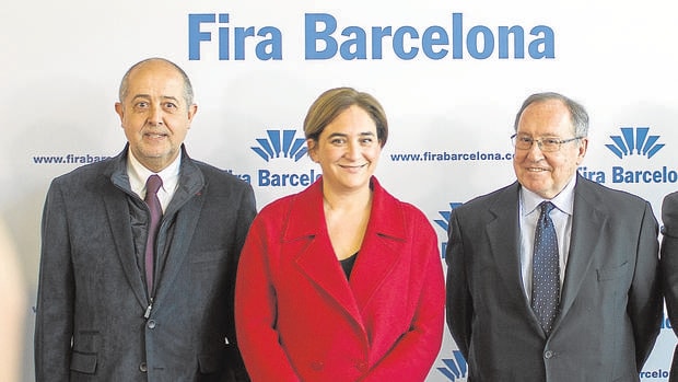 Felip Puig, Ada Colau y Josep Lluís Bonet, ayer durante la presentación de los resultados