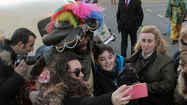 Una familia leonesa se hace una foto con el Rey Baltasar, en la cabalgata de 2015