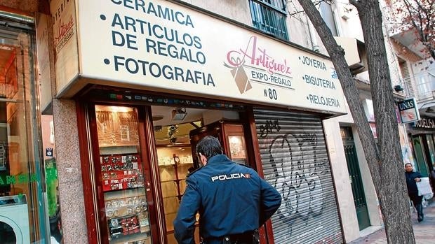 La Policía Nacional, ayer, en el establecimiento asaltado