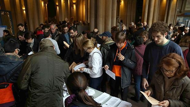 Votantes en un colegio electoral de Barcelona