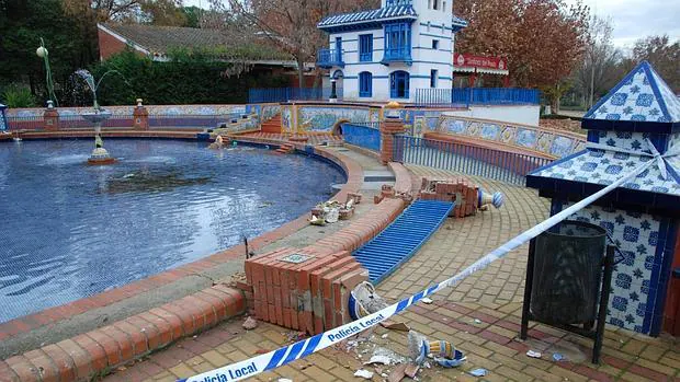 Destrozos en el estanque de los Jardines del Prado de Talavera