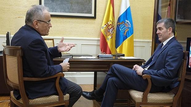 El presidente del Ejecutivo, Fernando Clavijo, y el comisionado Daniel Cerdán