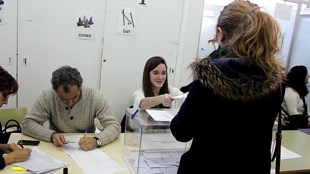 Una mujer vota en un colegio electoral