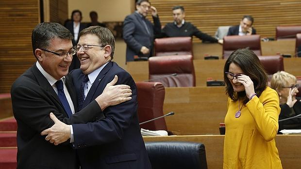 Puig abraza a Morera en presencia de Oltra, este lunes en las Cortes Valencianas