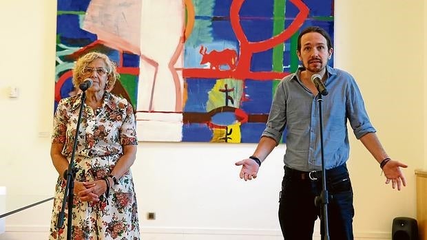 Manuela Carmena y Pablo Iglesias, el pasado mes de julio, en el Ayuntamiento